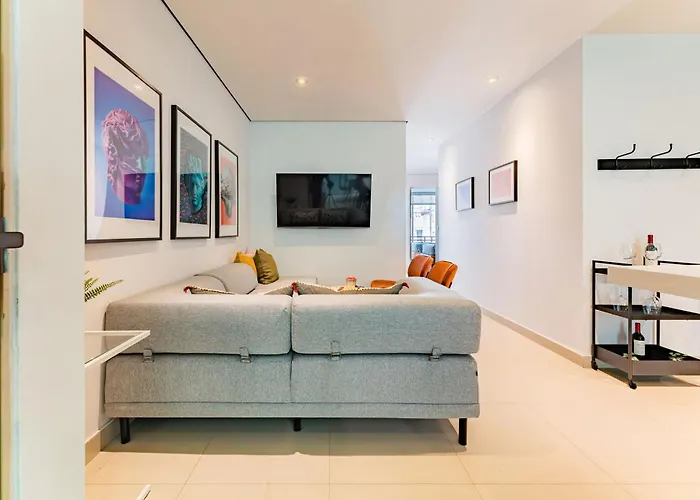 Trendy La Roma With Parking & Patio
