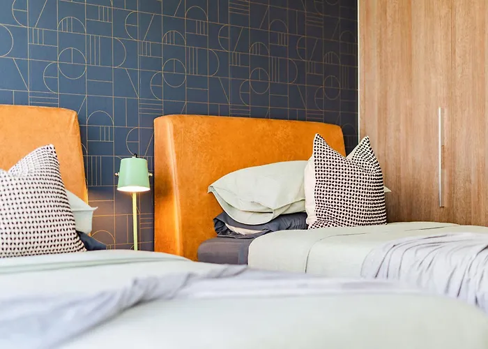 Trendy La Roma With Parking & Patio *
