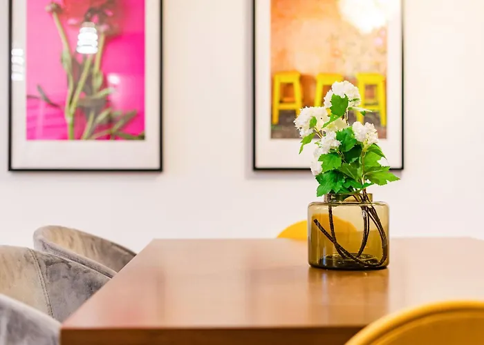 Trendy La Roma With Parking & Patio *