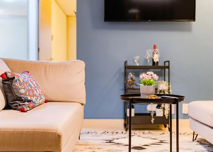 Trendy La Roma With Parking & Patio